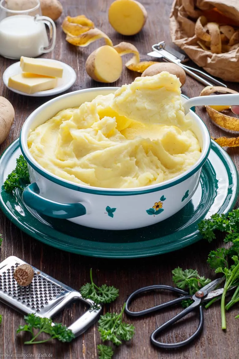Fertiges, glattes Kartoffelpüree in einer Schale servierbereit