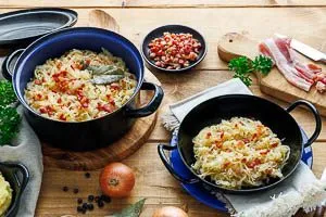 Fertiges Sauerkraut mit Speck wird serviert