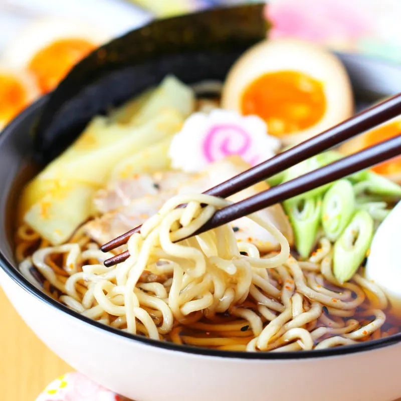 Fertiges Tokyo Shoyu Ramen Gericht mit Ei und Schweinebauch