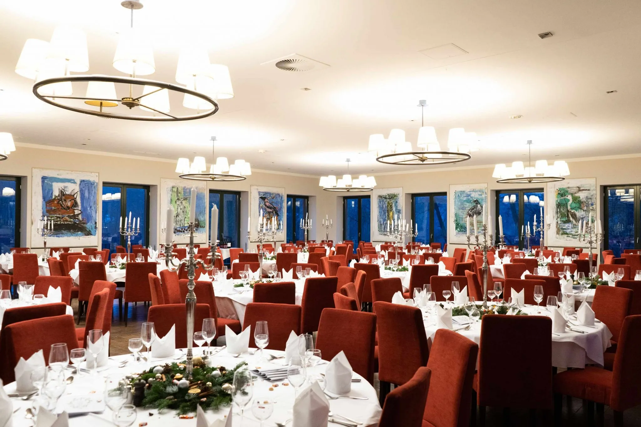 Festlich geschmückter Saal für Veranstaltungen mit Seeblick