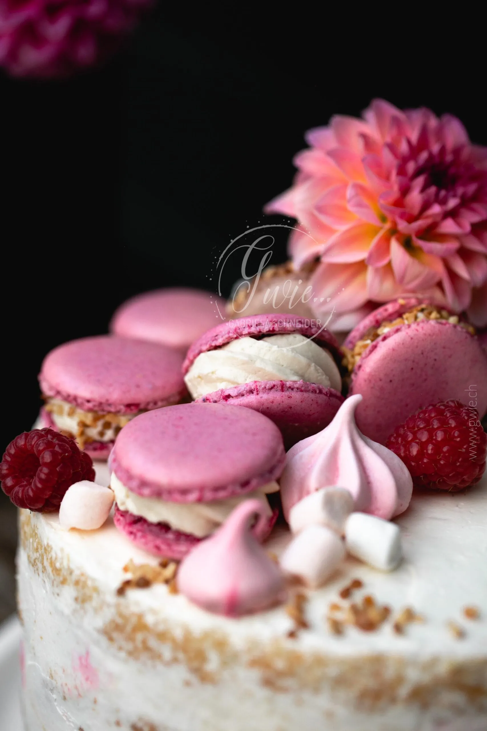 Festliche Torte mit floraler Dekoration in einem idyllischen Gartenambiente