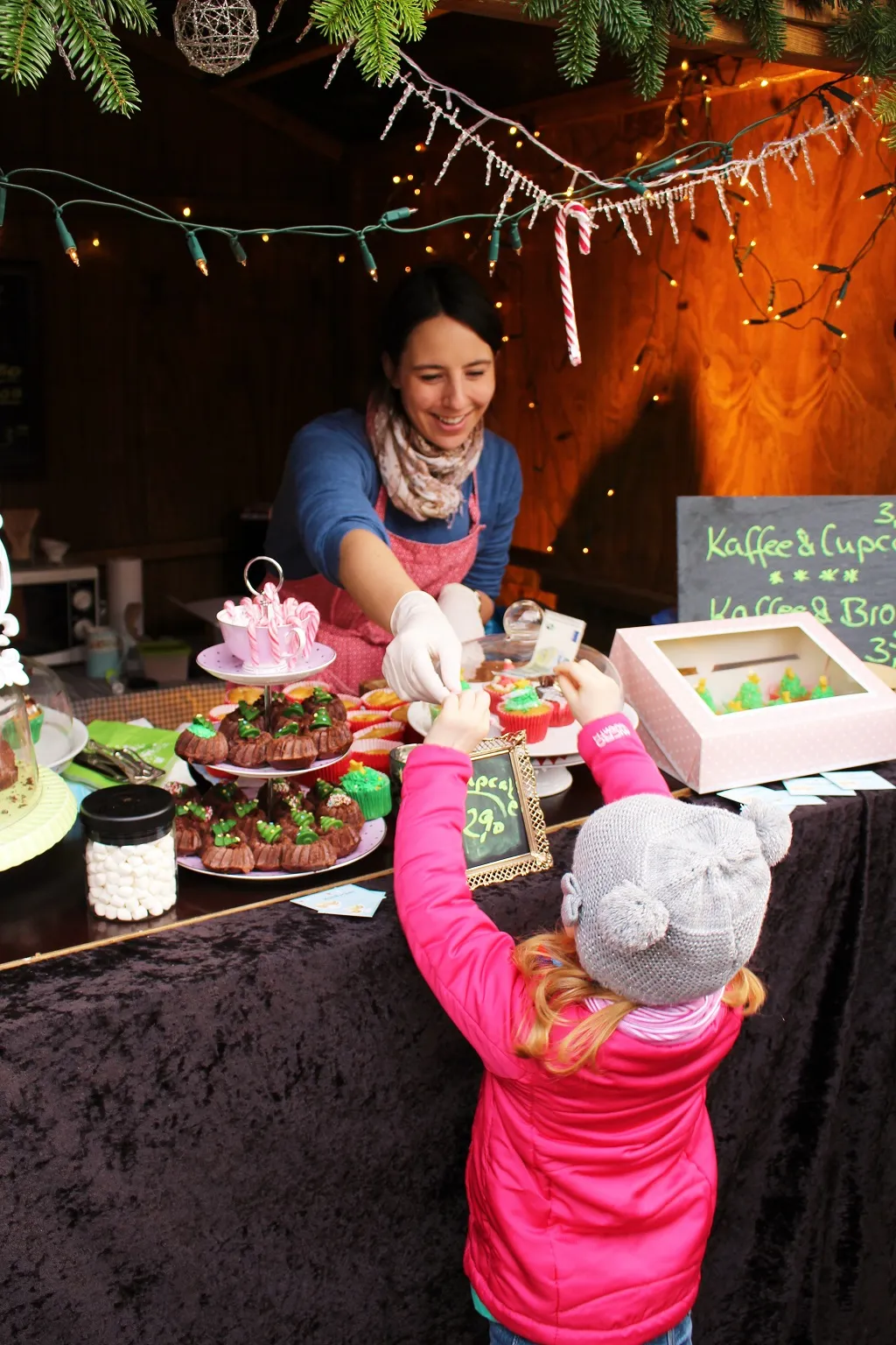 Festlicher Weihnachtsmarkt in Bad Soden mit traditionellen deutschen Gebäckspezialitäten