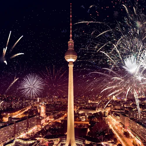 Feuerwerk über dem Berliner Fernsehturm zum Neujahr