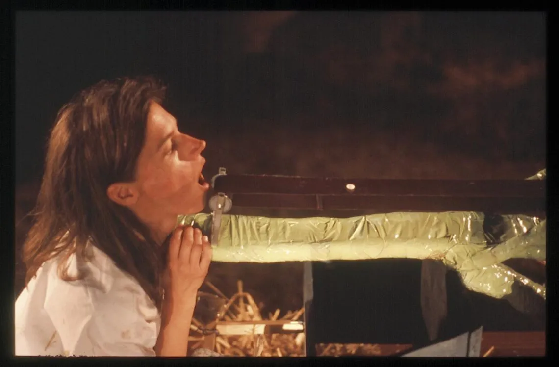 Filmstill aus "Meechfieber" (2004) – chaotische Tanzszene