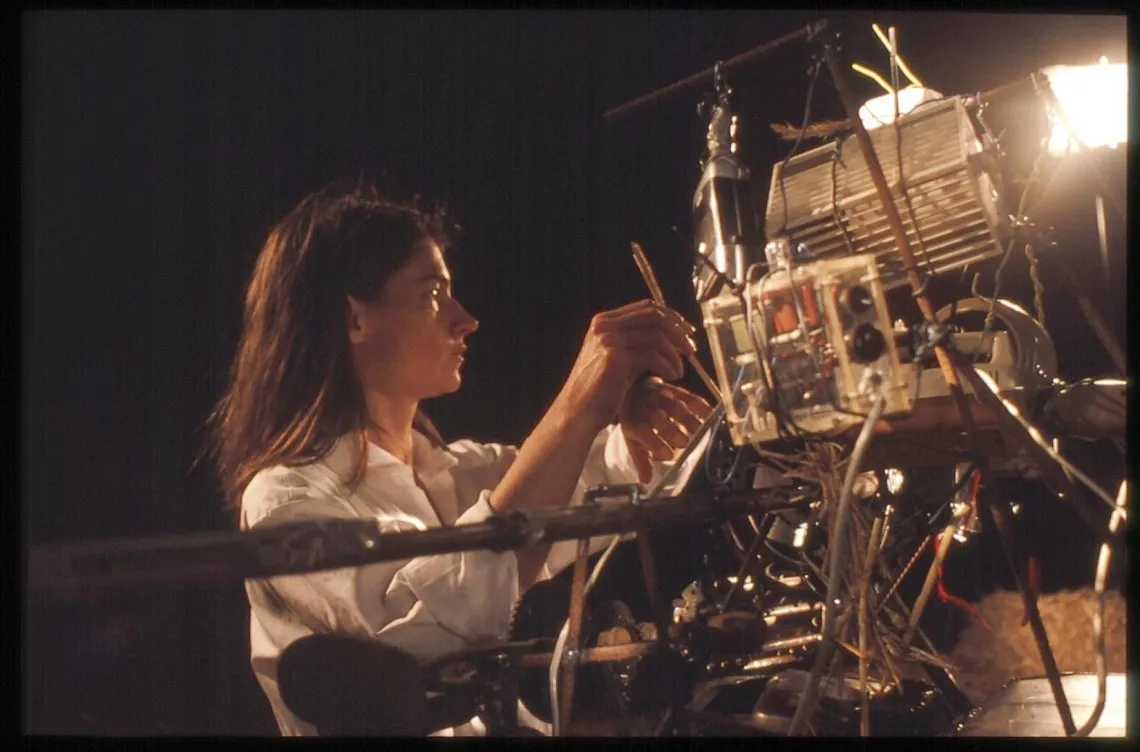 Filmstill aus "Meechfieber" (2004) mit einer surrealen Szene