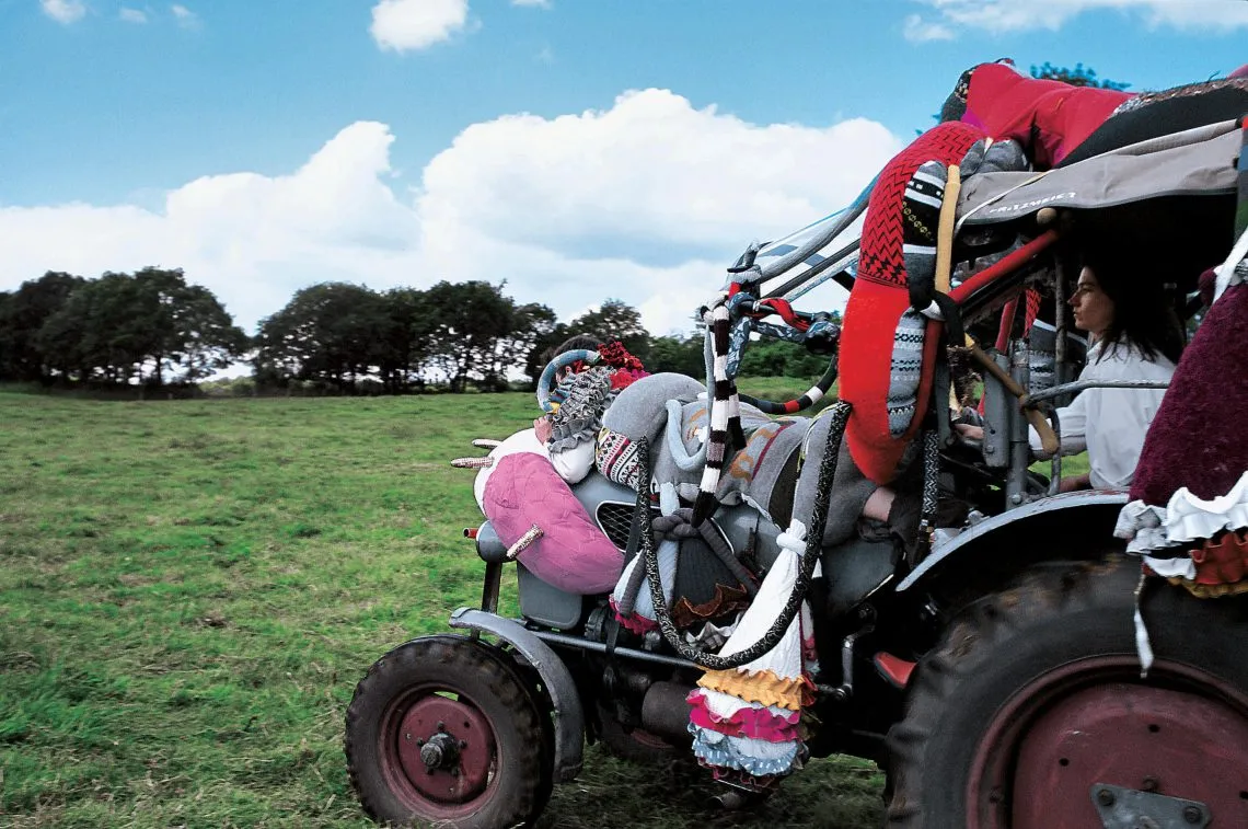 Filmstill aus "Meechfieber" (2004) mit skurrilen Figuren
