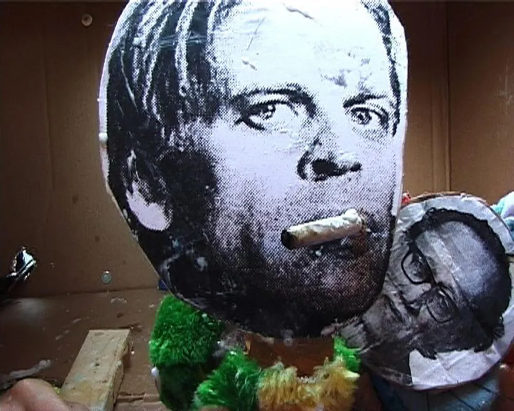 Filmstill einer Performance von John Bock bei der Documenta 11