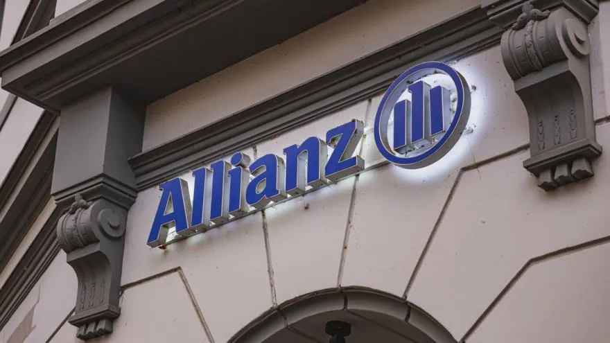 Finanzen und Versicherungen: Eine Hand hält einen Stift über Dokumenten