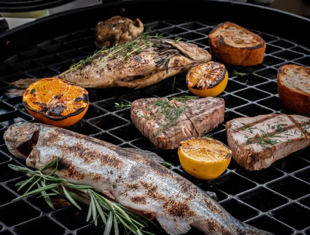 Fisch wird auf einem Kugelgrill zubereitet