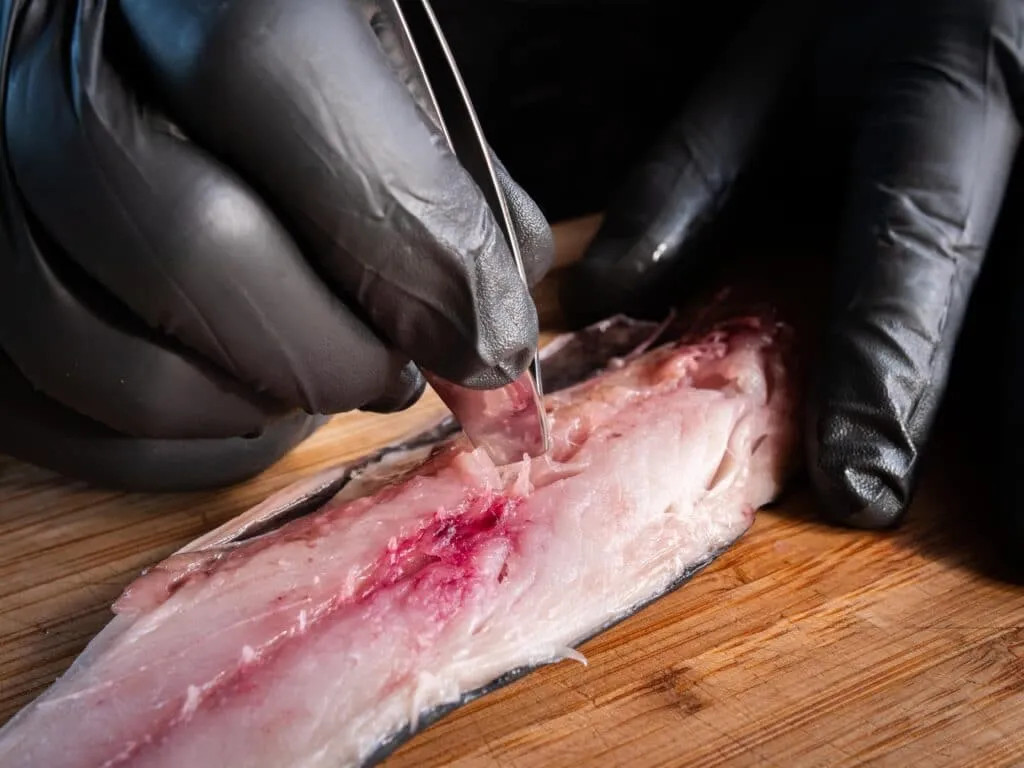 Fischgräten werden vor dem Grillen sorgfältig entfernt