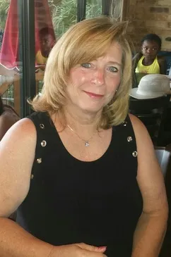 Fitnesstrainerin in Aktion, die eine Übung anleitet