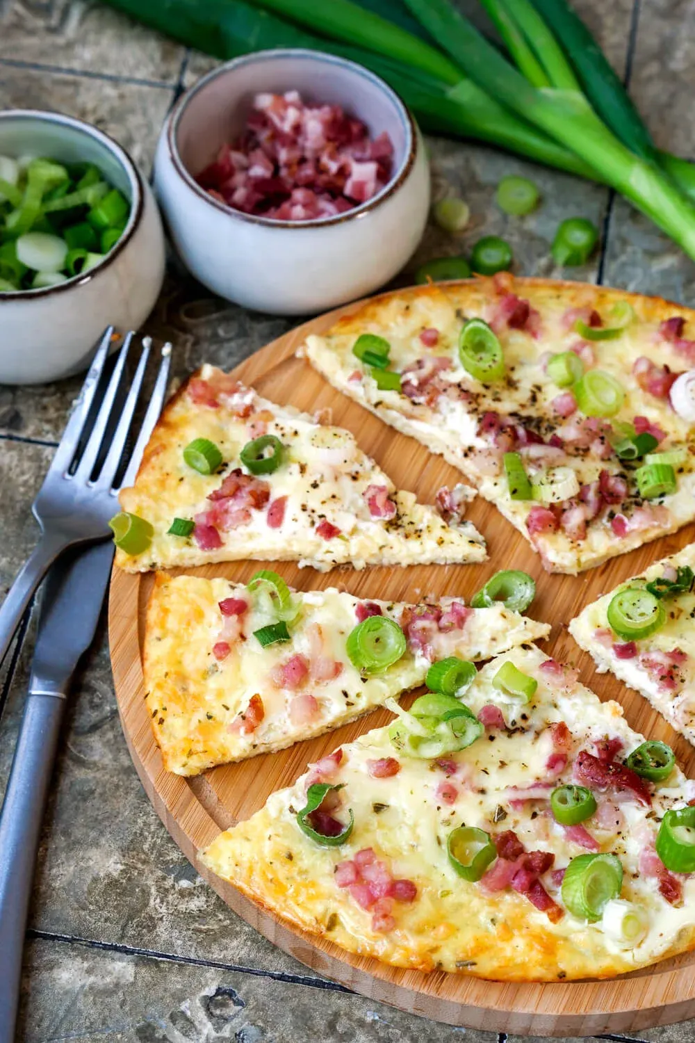 Flammkuchen-Rezept ohne Kohlenhydrate mit Speckwürfeln und Frühlingszwiebeln