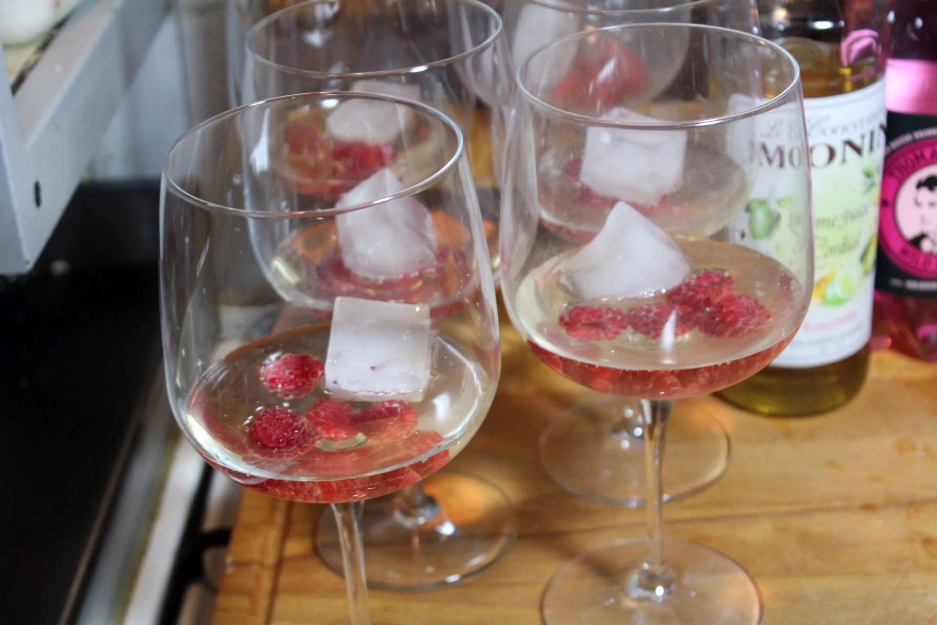 Flasche Wild Berry Limonade mit Beerengeschmack, leicht bitter