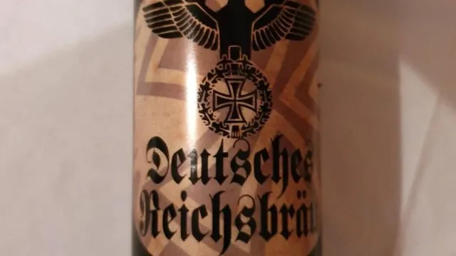 Flaschen des "Deutsches Reichsbräu"-Biers in einem Regal