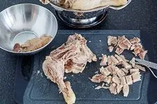 Fleisch vom Suppenhuhn trennen