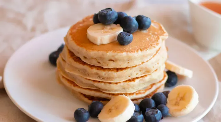 Fluffige Protein-Pancakes mit Beeren und Ahornsirup