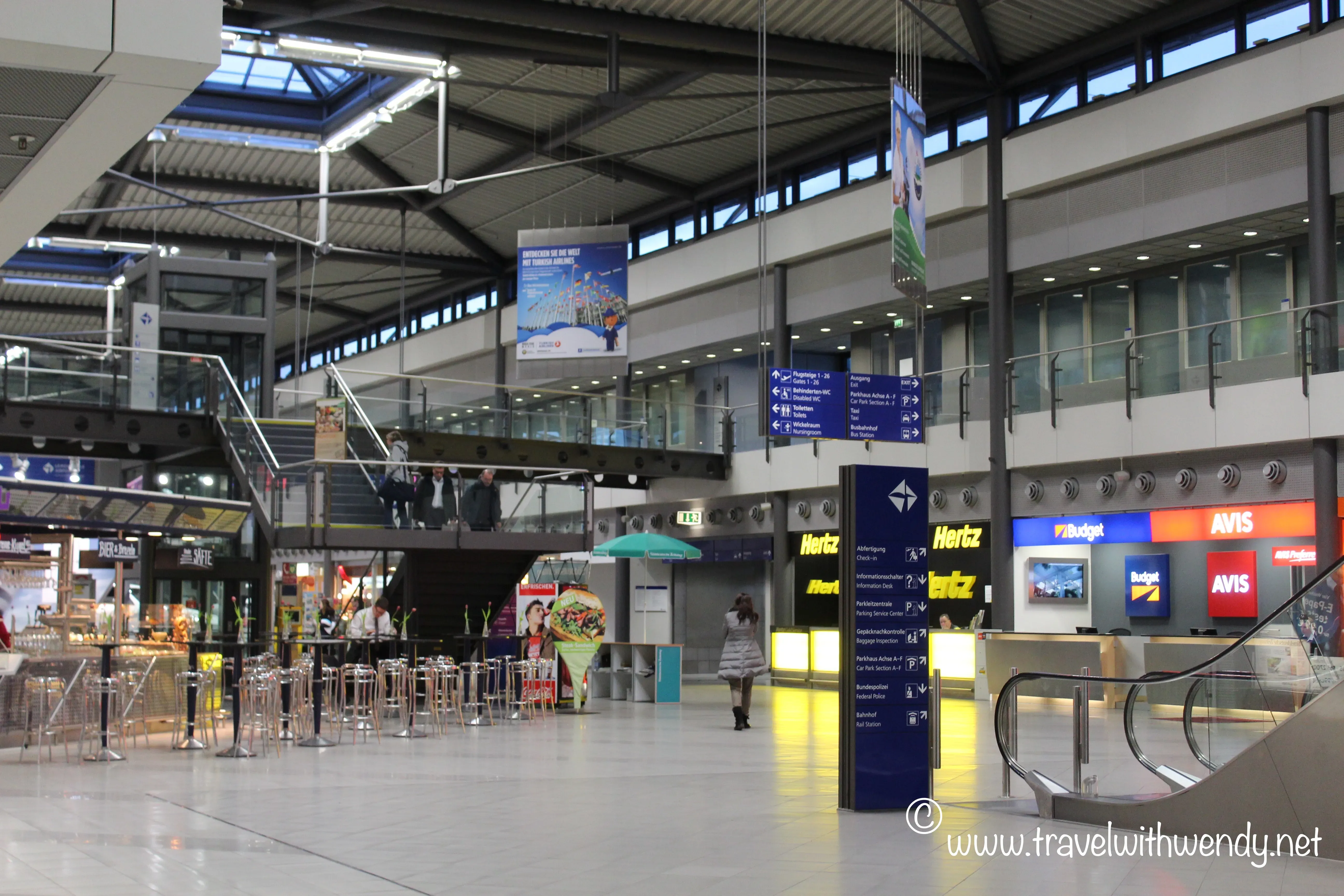 Flughafen Leipzig mit einem Flugzeug auf dem Rollfeld