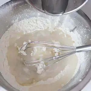 Flüssige Zutaten hinzufügen