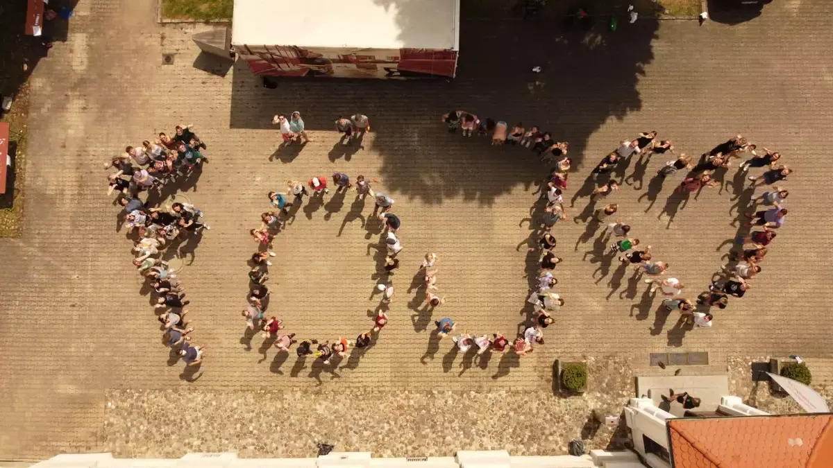 FÖJ-Abschlussseminar: Gruppenbild aus der Luft