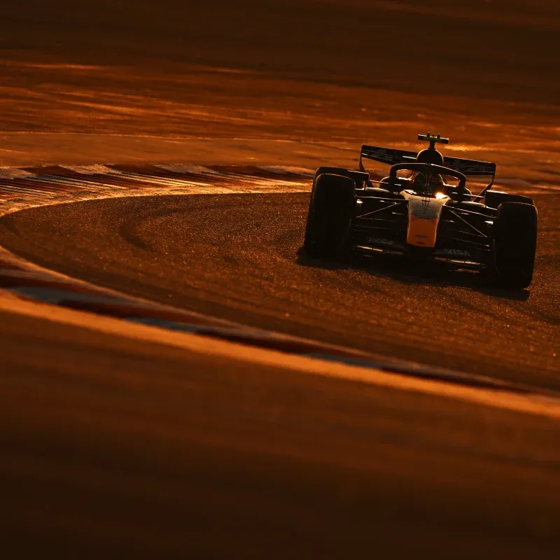 Formel-1-Bolide auf der Rennstrecke mit Zuschauern im Hintergrund