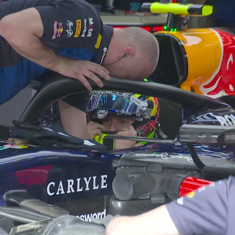 Formel-1-Wagen mit Detailansicht der Reifen und des Fahrers im Cockpit