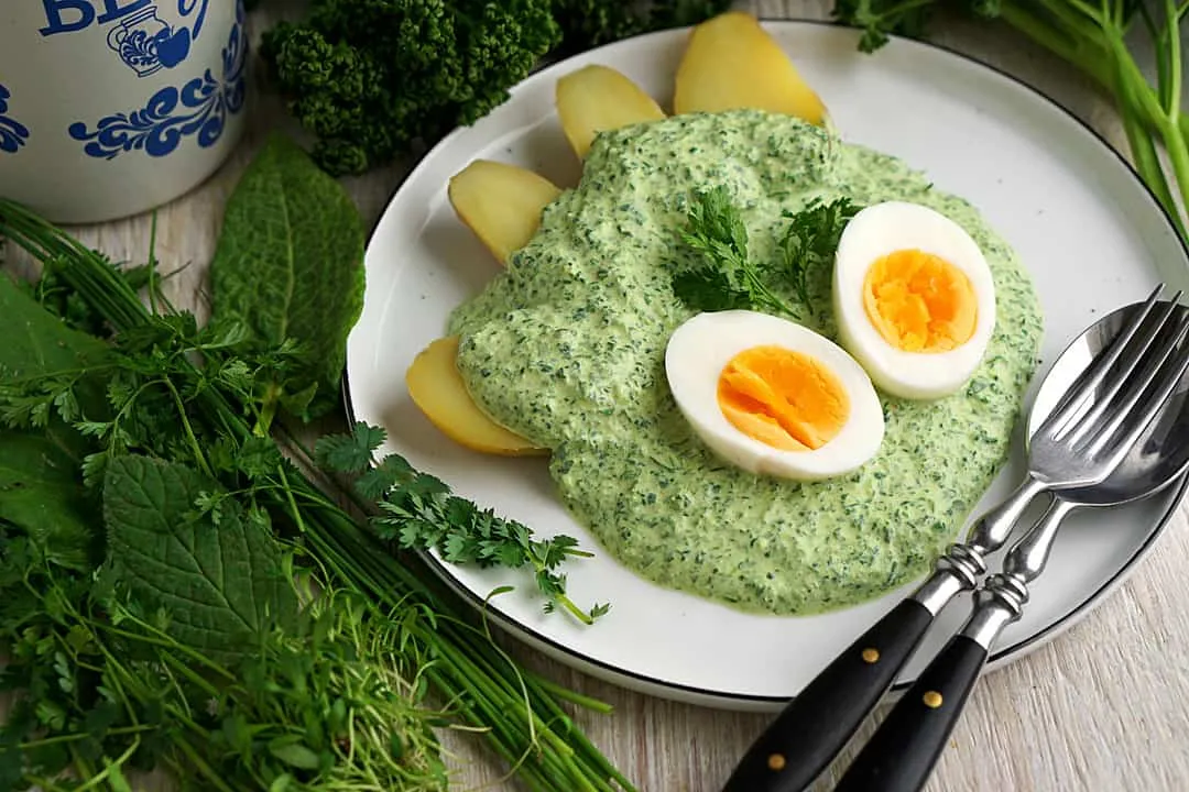 Frankfurter Grüne Soße Deluxe mit Rinderfilet, Pilzen und Spiegelei, ansprechend angerichtet