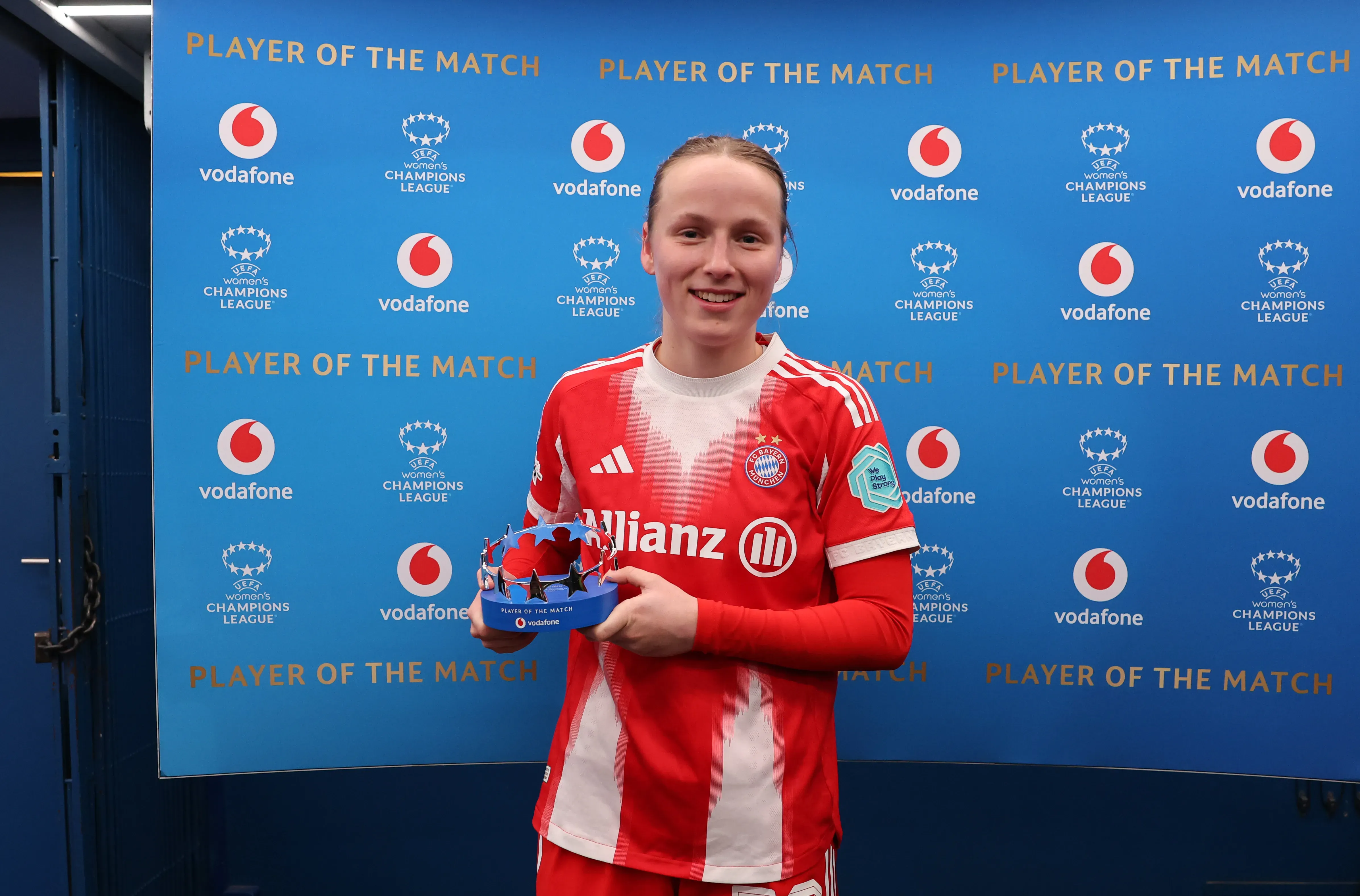 Franziska Kett von Bayern München mit der Auszeichnung "Spielerin des Spiels" nach dem Sieg über PSG