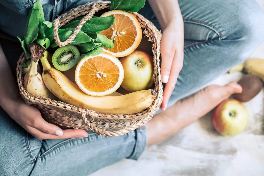 Frau mit einem Korb voller Obst