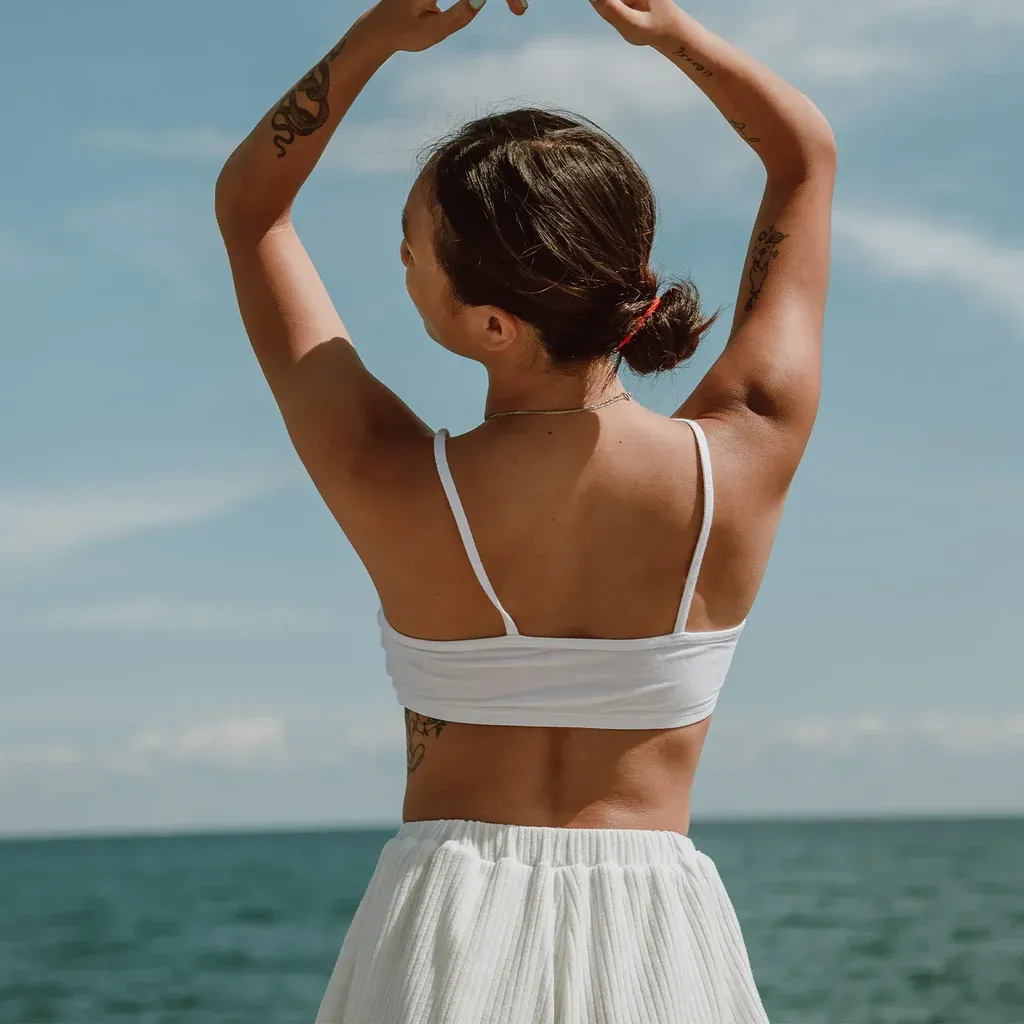 Frau streckt sich und regt damit Verdauung an