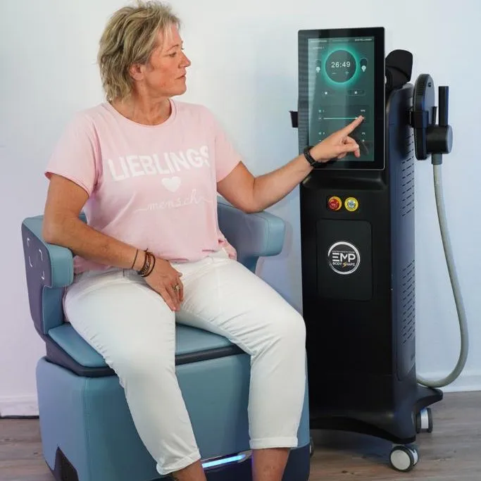 Frau testet den EMP-Chair für Beckenbodentraining in Sinzheim