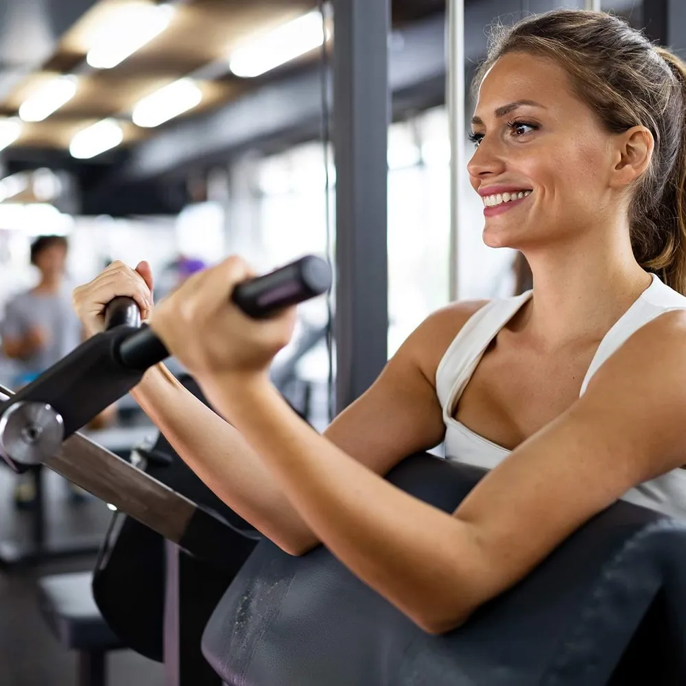 Frau trainiert in einem spezialisierten Frauen-Fitnessstudio nahe Baden-Baden
