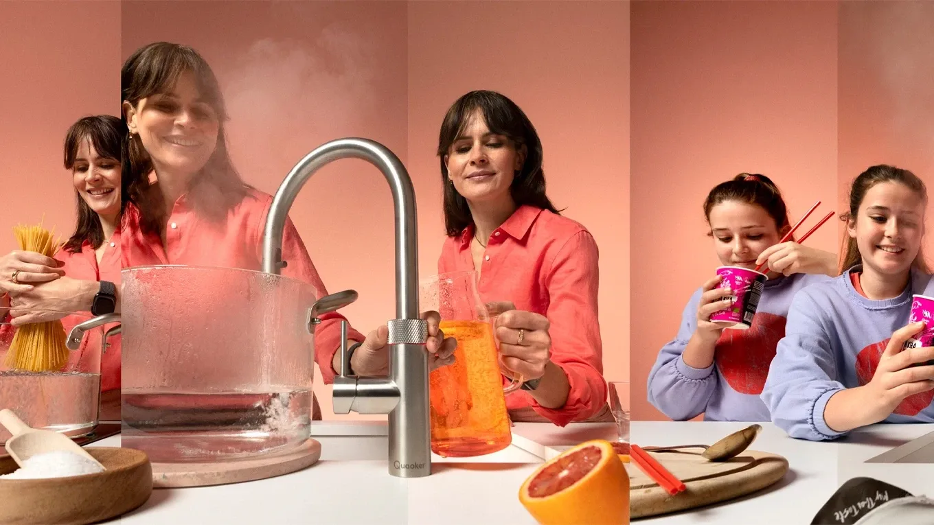 Frau und mädchen zeigen die möglichkeiten mit dem quooker wasserhahn