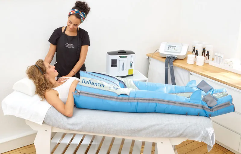 Frau während der Ballancer-Behandlung zum Abnehmen in Baden-Baden