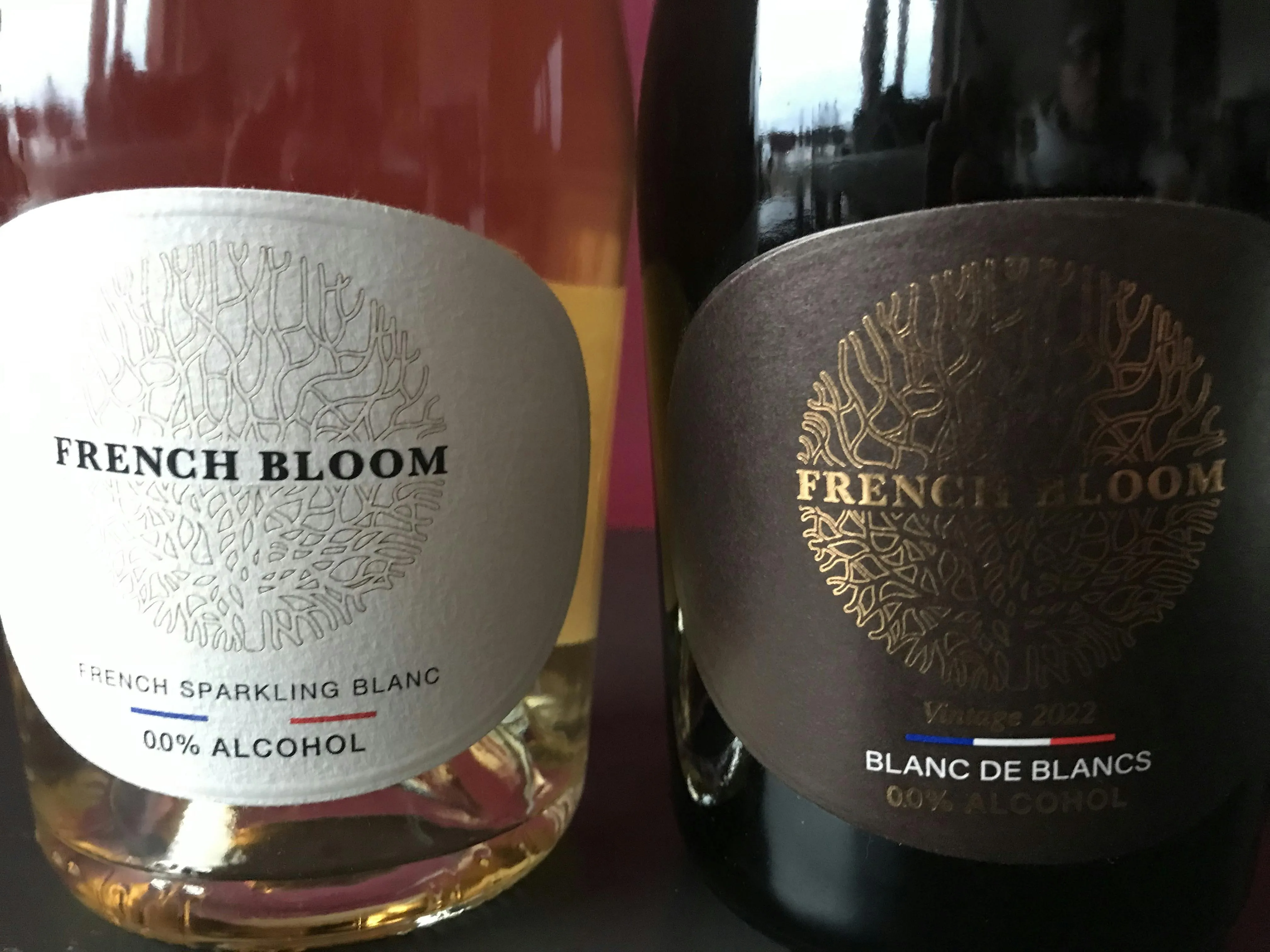 French Bloom Blanc und La Cuvée – Flaschen des alkoholfreien Schaumweins