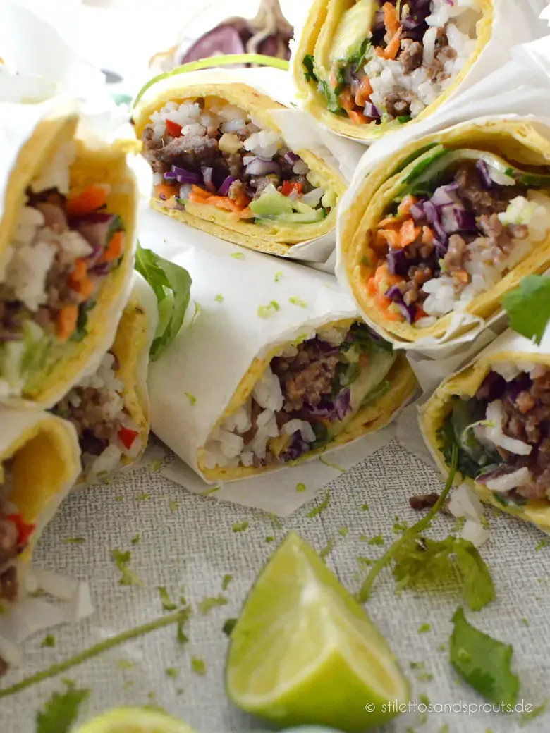 Fresh Thai Burritos auf einem Holzbrett