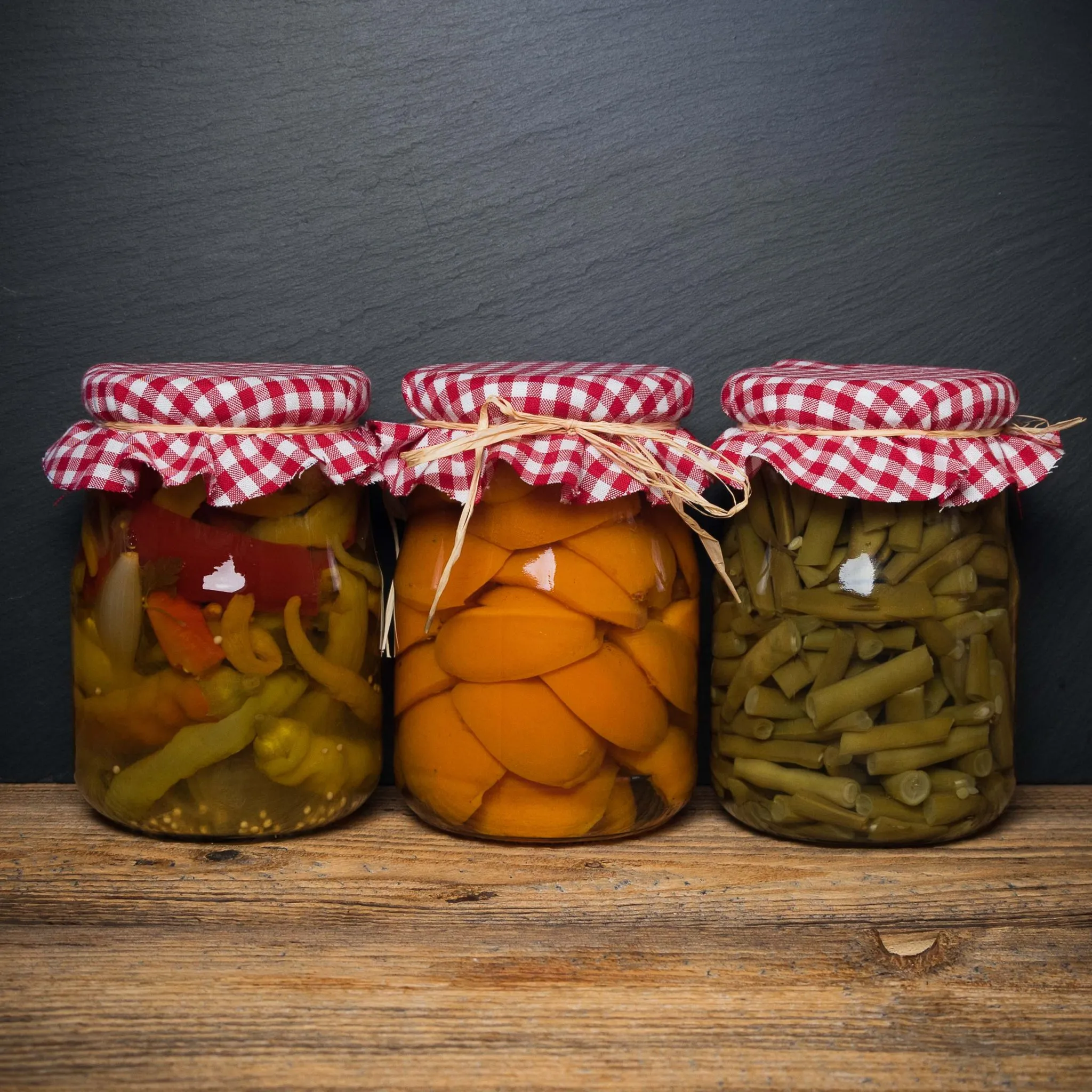 Frisch eingekochtes Obst in verschiedenen Weckgläsern