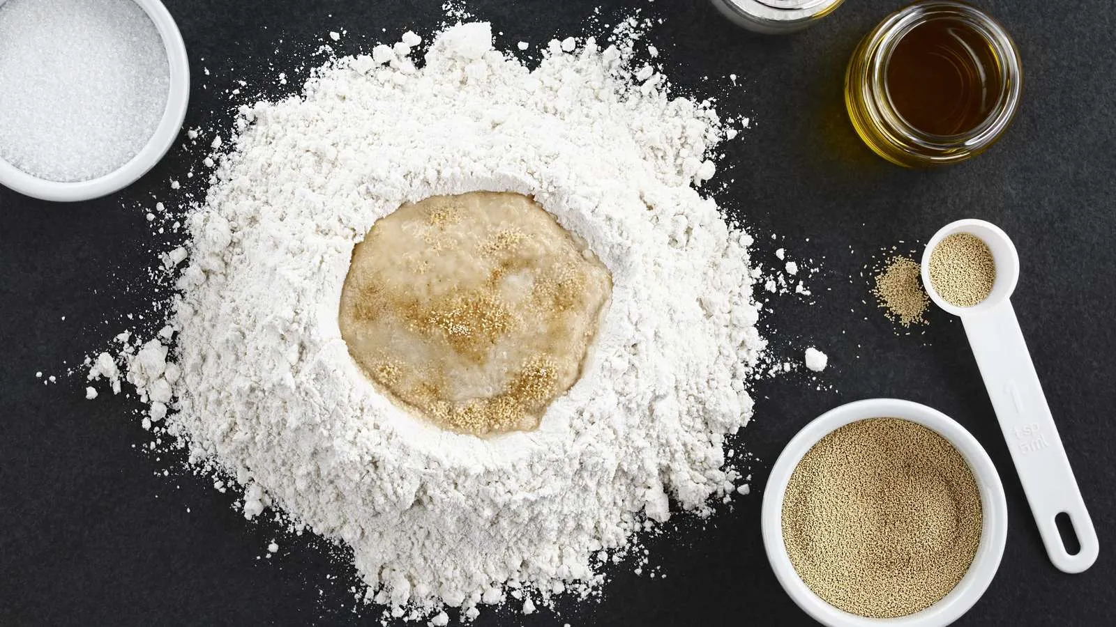 Frisch gebackene Brötchen mit Hefe und Mehl