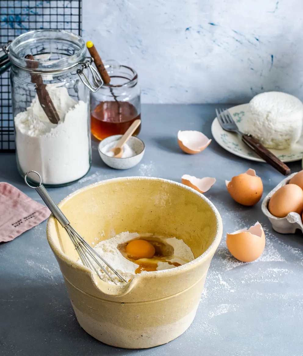 Frisch gebackene Crêpes und Waffeln, appetitlich angerichtet für den süßen Genuss