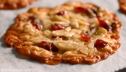 Frisch gebackene Florentiner auf Backpapier, teilweise noch warm