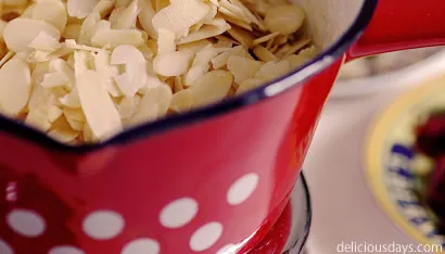 Frisch gebackene Florentiner mit Mandeln und Cranberries auf Backpapier