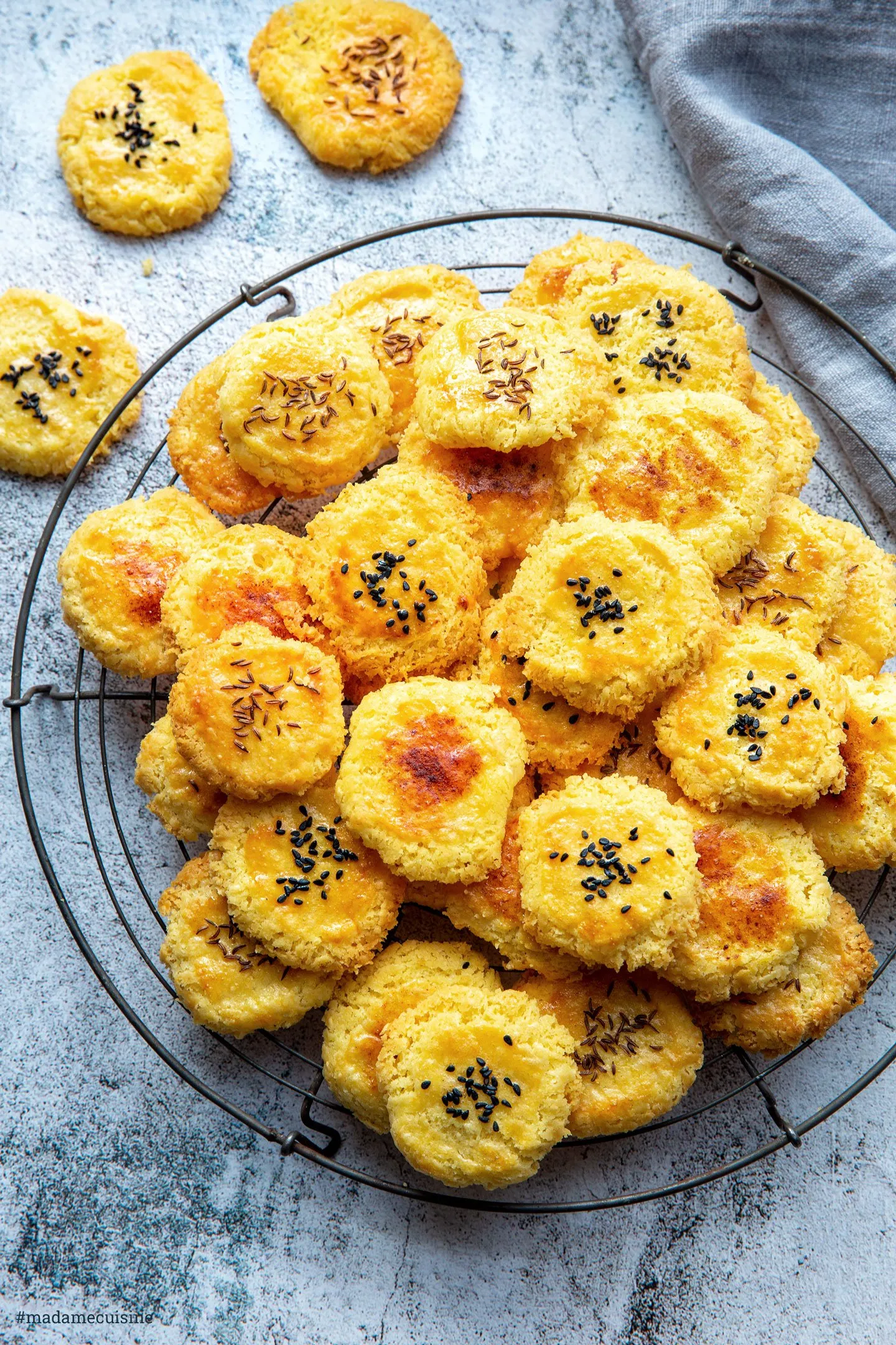 Frisch gebackene herzhafte Käseplätzchen auf einem Holzbrett serviert