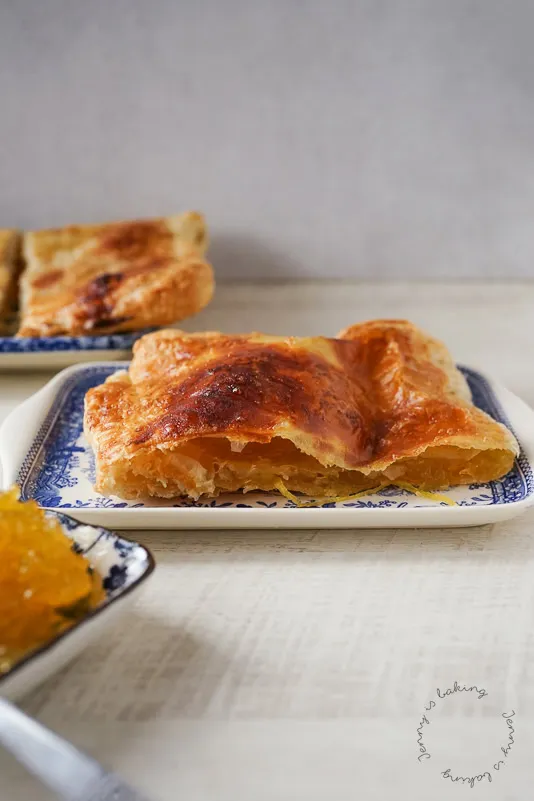 Frisch gebackene Hojaldre de Cabello de Ángel Blätterteigtaschen