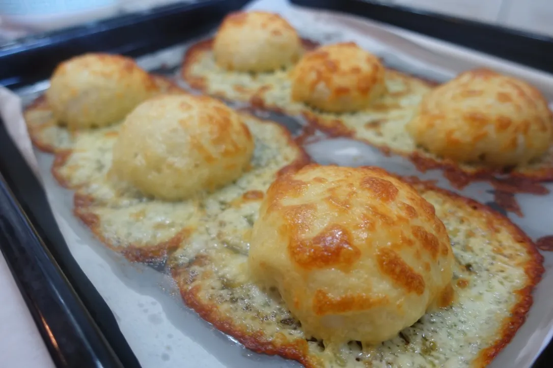 Frisch gebackene Käsebrötchen