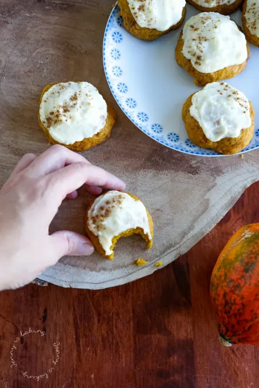Frisch gebackene Kürbis-Cookies auf einem Backblech