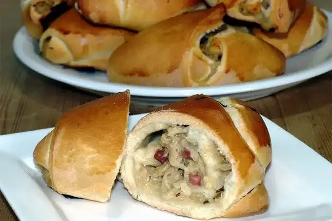 Frisch gebackene Piroggen mit goldbrauner Kruste auf einem Teller