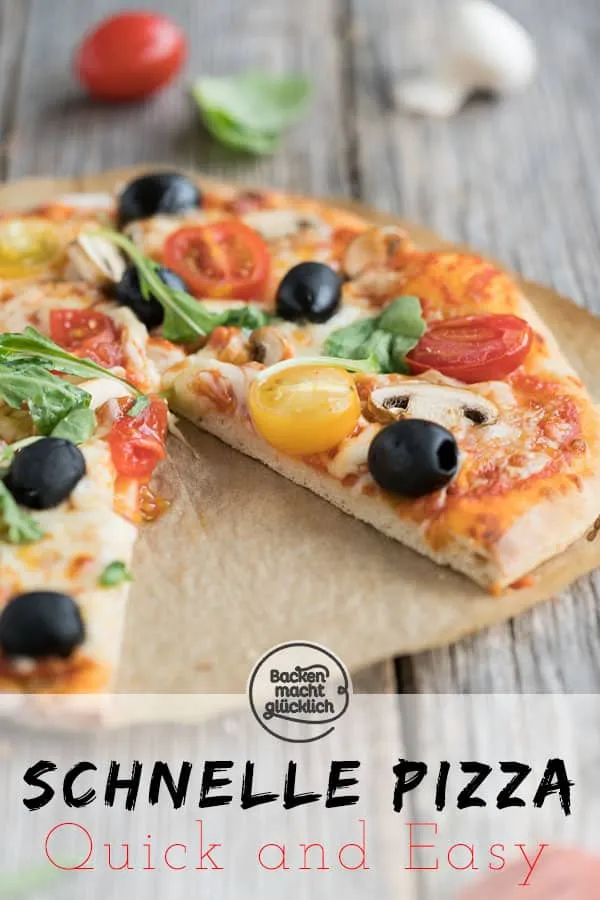 Frisch gebackene Pizza ohne Hefe, goldbraun und knusprig