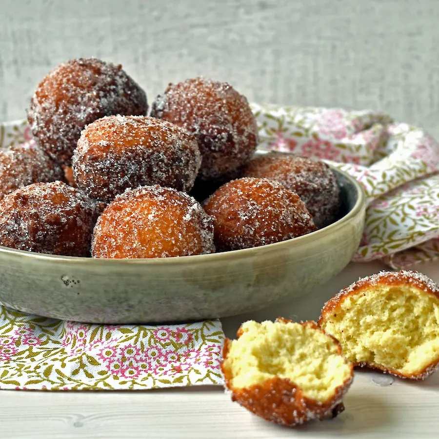 Frisch gebackene Rheinische Mutzen mit Puderzucker in einer Schale