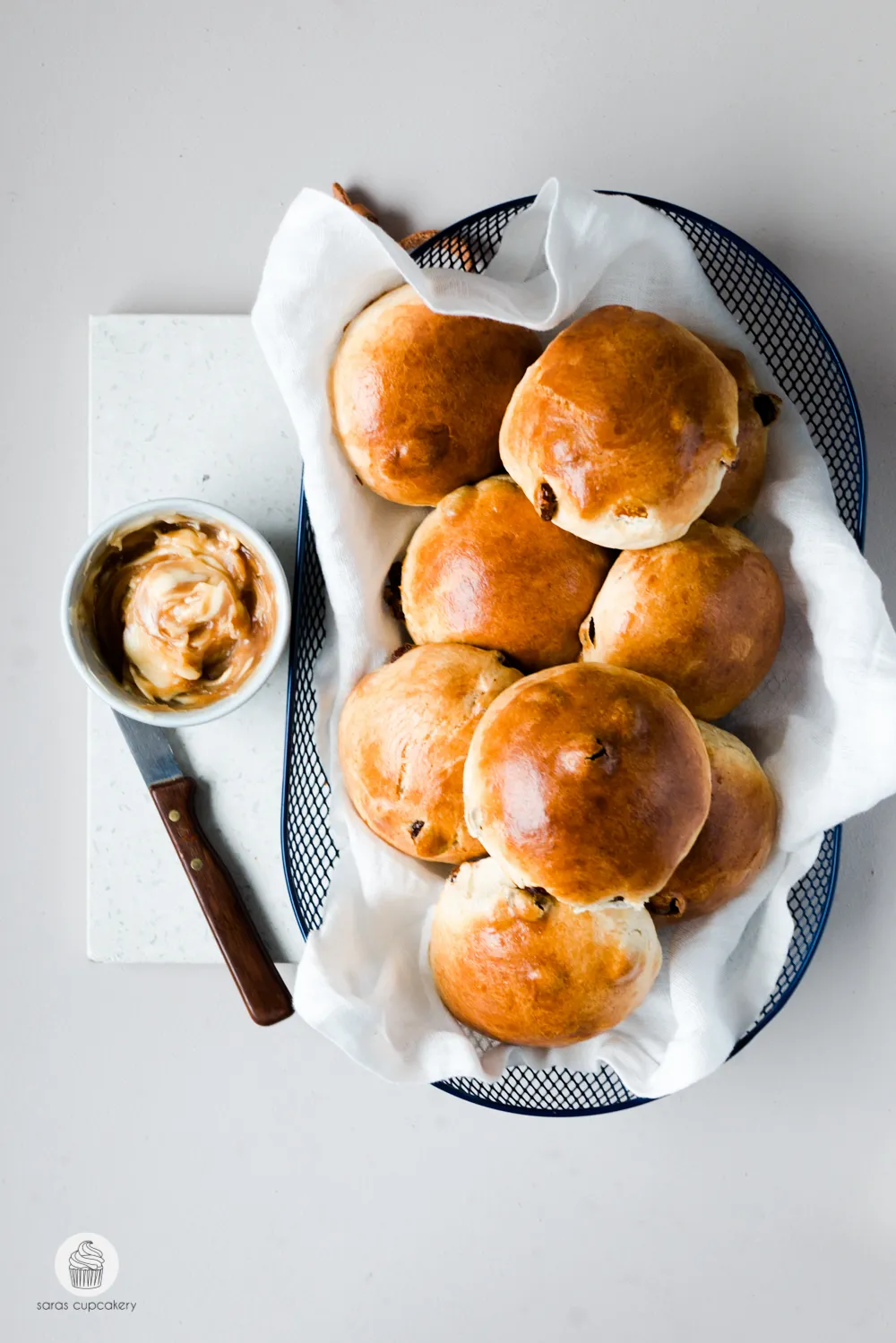 Frisch gebackene Rosinenbrötchen auf einem Backblech
