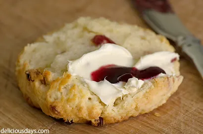 Frisch gebackene Scones mit Sahne und Erdbeeren