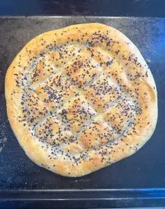 Frisch gebackene türkische Fladenbrote, golden und knusprig, direkt aus dem Ofen kommend